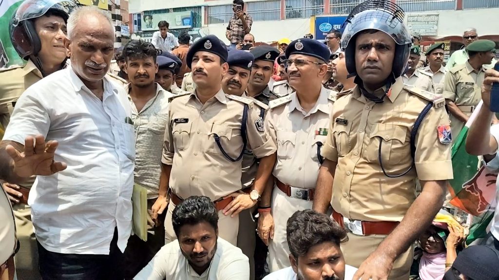 बक्सर में कांग्रेस का रेल चक्का जाम, ईटाढ़ी रेल गुमटी खोलने और आरओबी मरम्मत की मांग
