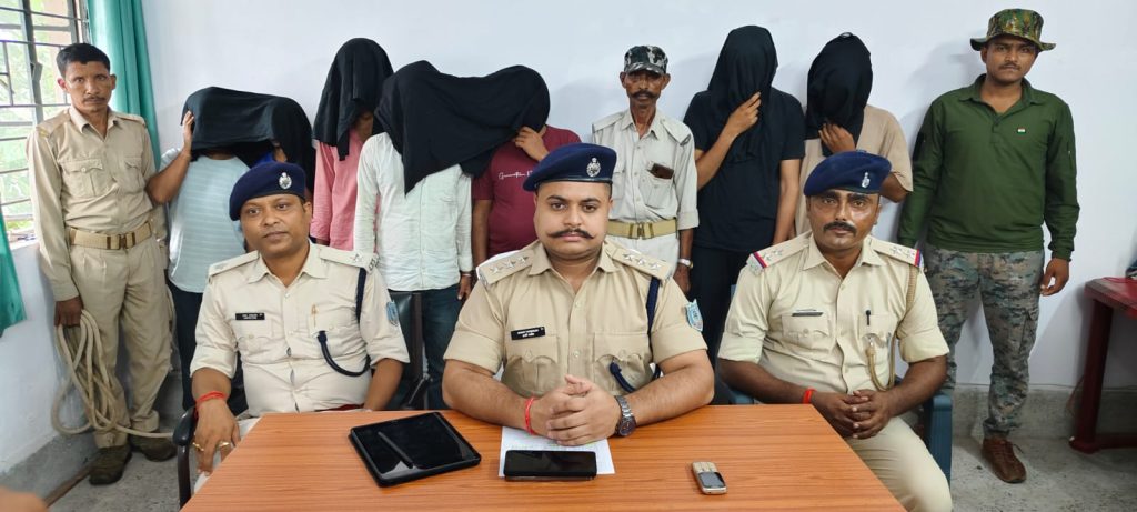 चतरा के चांदनी होटल में चल रहा था देह व्यापार का गंदा खेल, पांच युवतियों समेत 12 गिरफ्तार