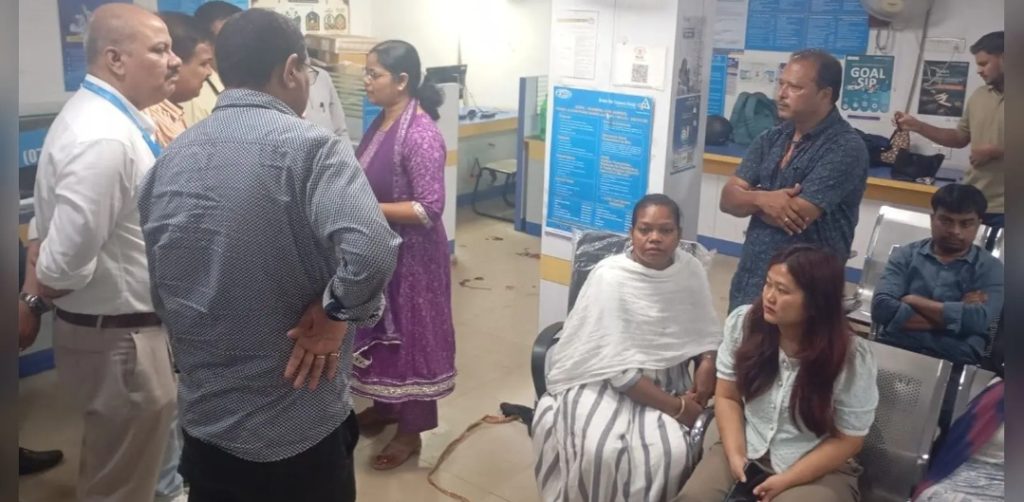 जमशेदपुर केनरा बैंक में दिनदहाड़े 42 लाख की डकैती,न प्वाइंट पर बैंककर्मियों और सुरक्षा गार्ड को बंधक बना कैश-गहने लूटे