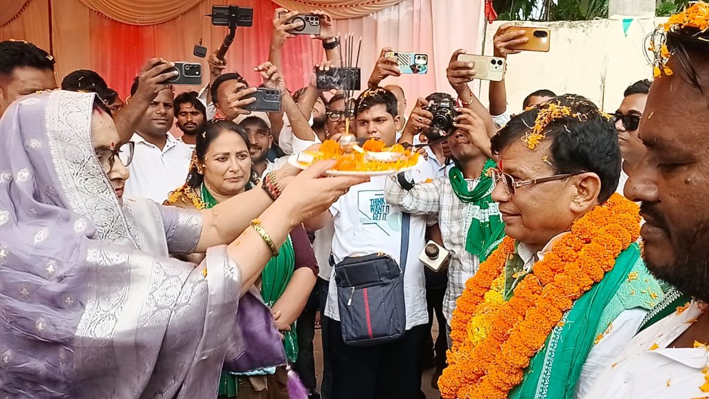 राजद प्रत्याशी पति का स्वागत करना पड़ा भारी, जदयू ने संगीता यादव को किया निष्कासित
