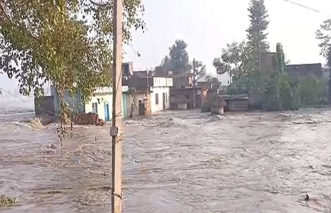नेपाल की बारिश से उत्तर बिहार में बाढ़ का खतरा,गंडक-कोसी समेत कई नदियां खतरे के निशान से ऊपर, तटबंध टूटने से कई गांवों में फैला बाढ़ का पानी