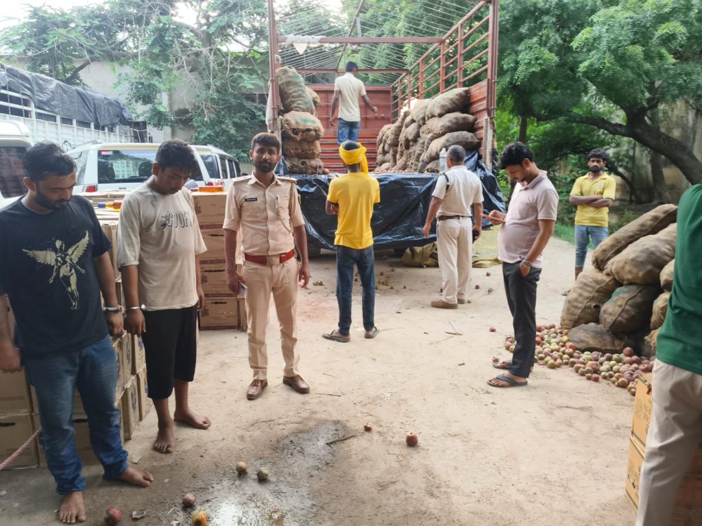 सेब की आड़ में लाया जा रहा 64 लाख की शराब बरामद, बक्सर में ट्रक को किया जब्त,चंडीगढ़ से पूर्णिया जा रही थी शराब, दो आरोपी गिरफ्तार