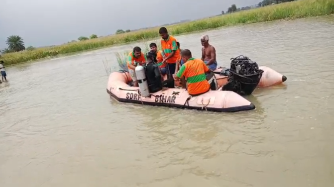 भोजपुर में डायवर्सन पार करते बाढ़ के पानी में बाइक समेत बह गए तीन युवक,एक युवक का शव बरामद , दुसरा लापता