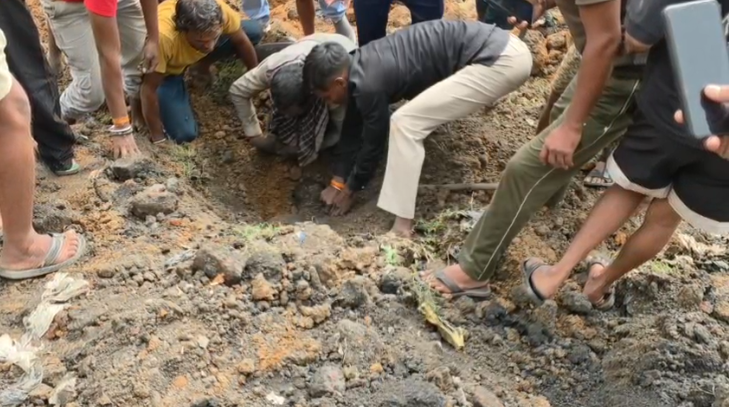 अवैध कोयला खनन के दौरान चाल धंसी, तीन महिलाओं समेत चार की मौत की सूचना कतरास के कुमारपट्टी में हादसा, मलबे में कई लोगों के दबे होने की आशंका; बीसीसीएल और प्रशासन के नहीं पहुंचने पर लोगों में आक्रोश