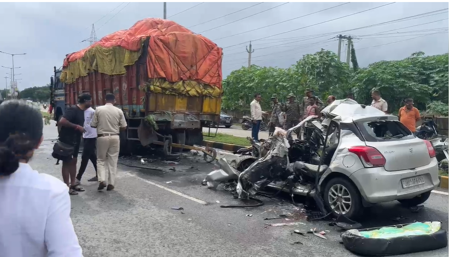 जमशेदपुर मरीन ड्राइव पर खड़े ट्रक से टकराई कार , मंत्री की बेटी समेत 4 की मौत