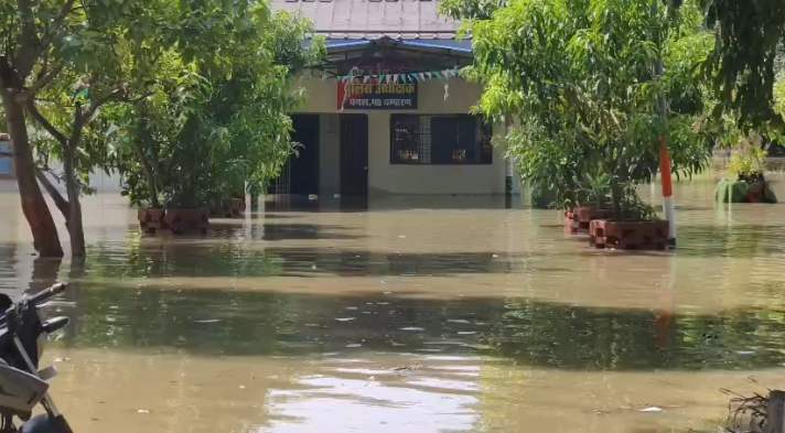 बगहा में गंडक नदी का कहर, कई मोहल्लों में घुसा बाढ़ का पानी,NH-727 तक पहुंचा सैलाब