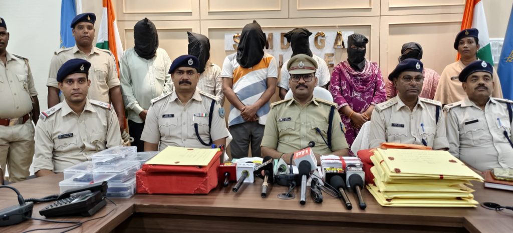 नौकरी के नाम पर करोड़ों की ठगी, सरगना सहित छह आरोपी गिरफ्तार,VSK फाउंडेशन के नाम पर व्हाट्सऐप पोस्टर से जाल बिछाकर युवाओं से ऐंठे लाखों