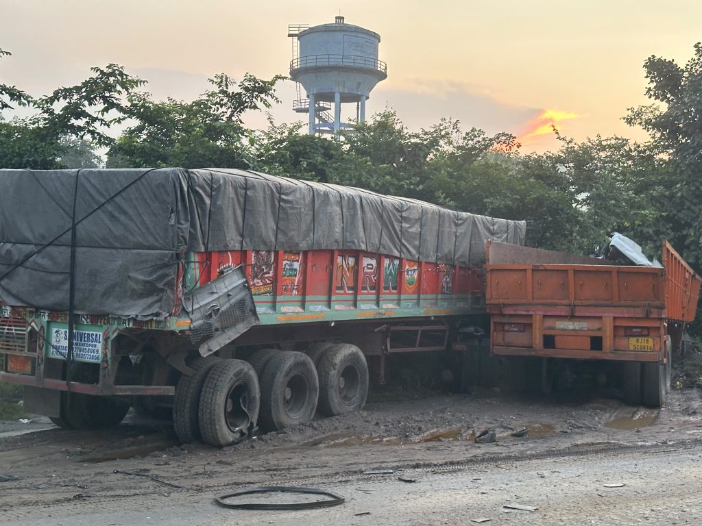 कोडरमा घाटी में दो टेलरों की जोरदार टक्कर, एक चालक की दर्दनाक मौत, दुसरा केबिन में फंसा रहा