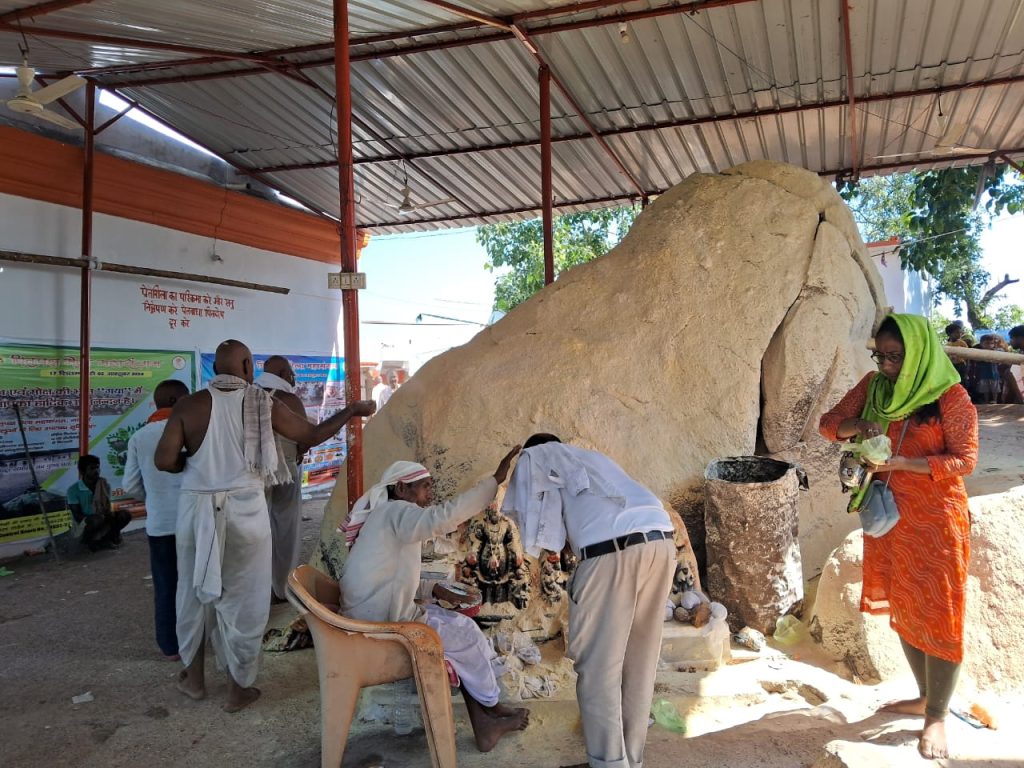 प्रेतशिला पर पिंडदान से पितरों की मुक्ति की मान्यता,सत्तू उड़ाकर प्रेत योनि से मुक्ति दिलाई जाती है, गया में उमड़ी भीड़