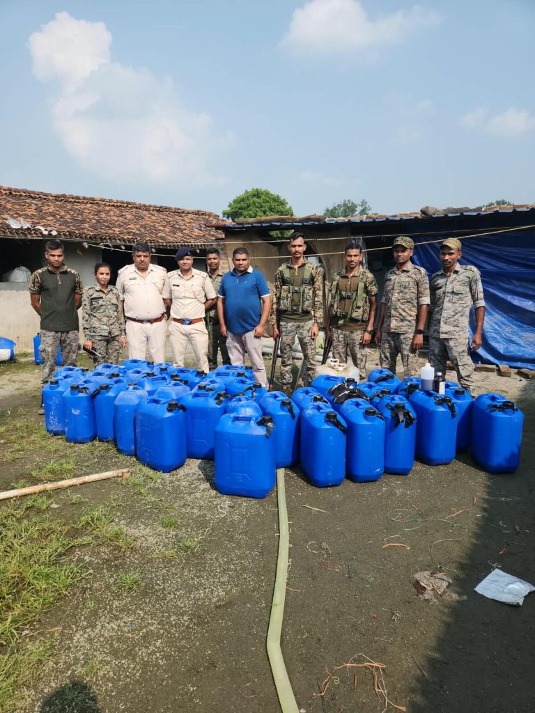 नकली मिनी शराब फैक्ट्री का खुलासा, 391 पेटी नकली विदेशी शराब बरामद, आरोपी छापेमारी से पहले फरार