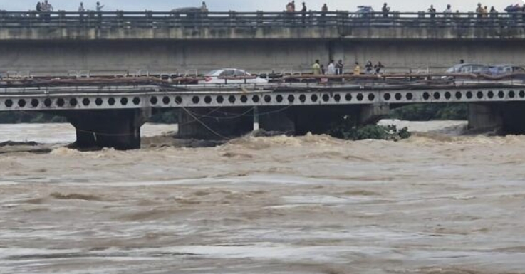 जमशेदपुर में बाढ़ का खतरा: बागबेड़ा के 30 घरों में घुसा पानी,खरकई खतरे के निशान से 2.07 मीटर ऊपर, लगातार बढ़ रहा जलस्तर