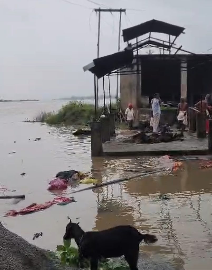 सोन नदी का जलस्तर बढ़ा, हुसैनाबाद के तटीय गांवों में अलर्ट,दो लाख क्यूसेक पानी से उफनी सोन नदी, किसानों को सुरक्षित लौटने की सलाह