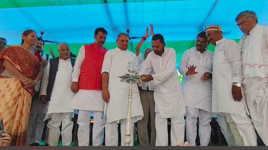 नवादा में निशांत कुमार ने गिनाए एनडीए सरकार के विकास कार्य, नीरज कुमार और नवल किशोर यादव के लिए मांगे वोट