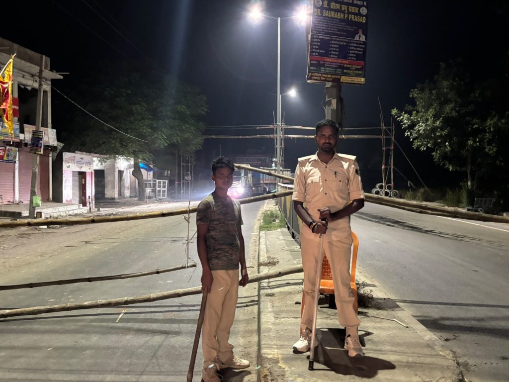 मुजफ्फरपुर-छपरा मार्ग पर 5 फीट तक पानी, प्रशासन ने लगाई बैरिकेडिंग