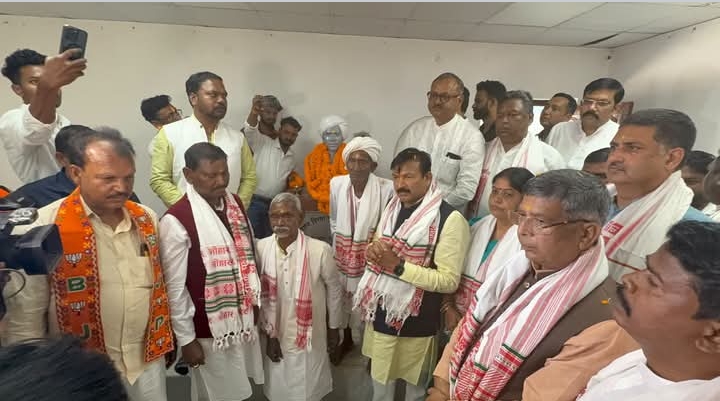 खूंटी पहुंचे भाजपा के नए प्रदेश प्रभारी गजेंद्र पटेल, बिरसा मुंडा को किया नमन, वंशजों से मिले, बोले- मिलकर संगठन करेंगे मजबूत