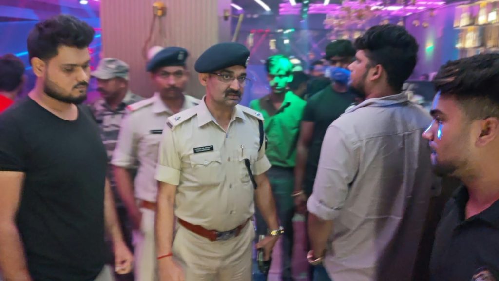 रांची के होटल में पुलिस की छापेमारी, दे/ह व्यापार का खुलासा,छह से अधिक युवतियां पकड़ी गईं, कई युवक हिरासत में