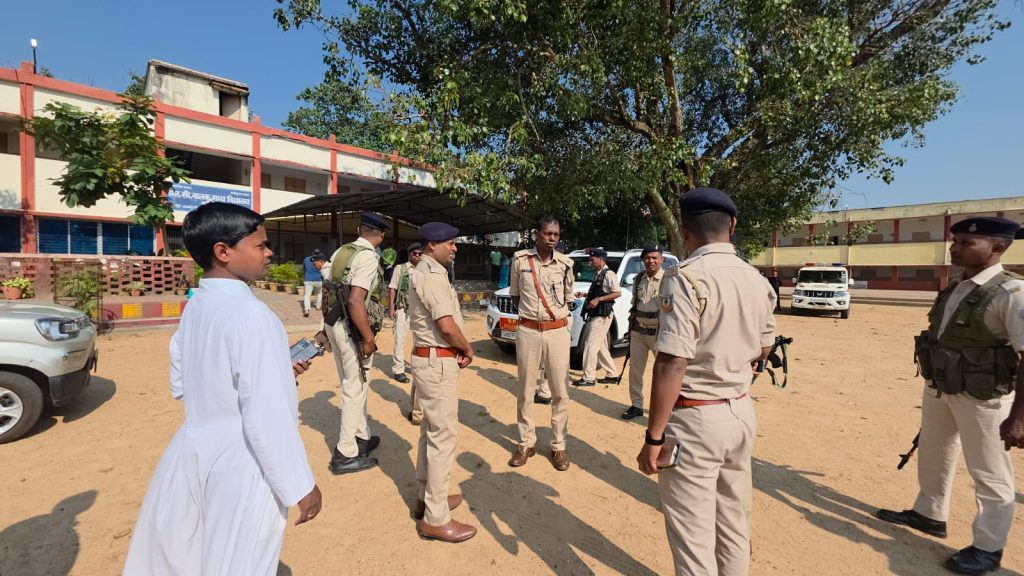 खूंटी में संत मिखाइल स्कूल के फादर पर जानलेवा हमला, गंभीर हालत में रिम्स रेफर, विरोध में सड़क जाम