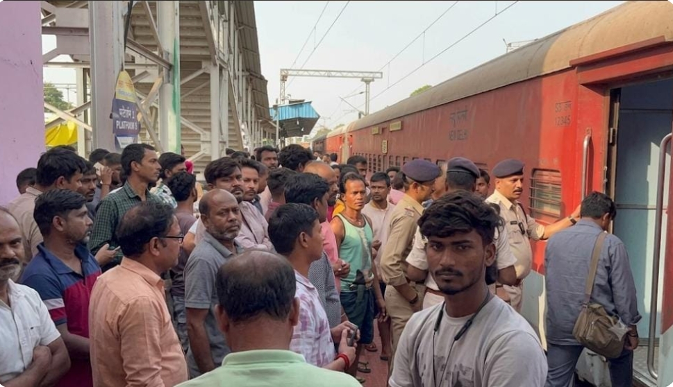 चक्रधरपुर स्टेशन पर समरसता एक्सप्रेस के टॉयलेट में मिला यात्री का शव, पहचान में जुटी पुलिस
