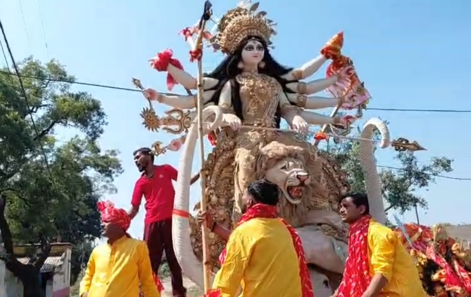 धनबाद में मां दुर्गा की भव्य विदाई, नासिक बैंड और छऊ नृत्य ने मोहा मन,झारखंड मैदान से निकली विसर्जन यात्रा
