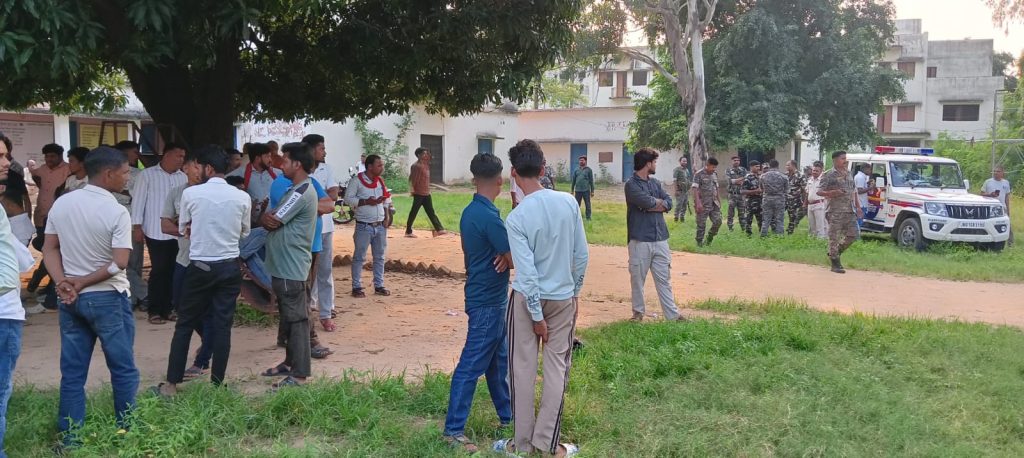 छात्रा को साथ ले जा रहे शिक्षक की ग्रामीणों ने पकड़कर की धुनाई, स्कूल में हंगामा