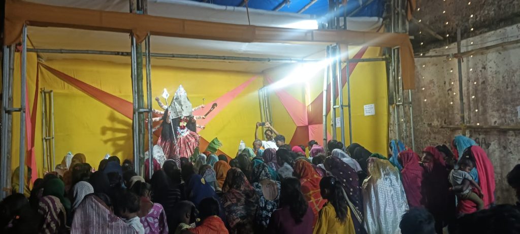 दुर्गोत्सव की बढ़ी रौनक, मूर्तिकारों के हुनर से साकार हो रही मां दुर्गा की प्रतिमा