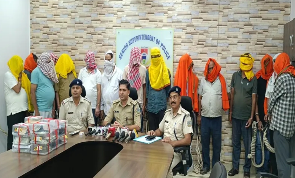जमशेदपुर में जुआ अड्डे पर पुलिस की रेड, 7.67 लाख रुपये नकद के साथ 15 गिरफ्तार