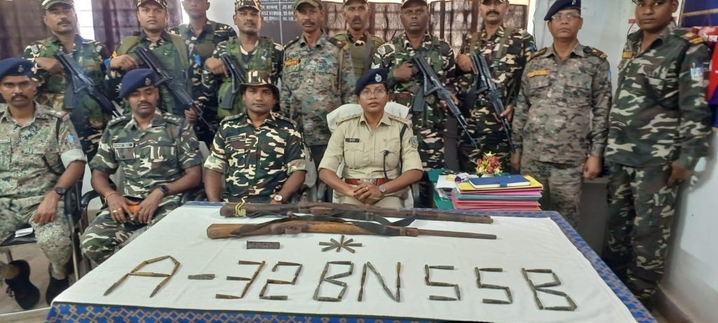 लातेहार के जंगलों में पुलिस-SSB का सर्च ऑपरेशन, दो राइफल और 63 कारतूस बरामद