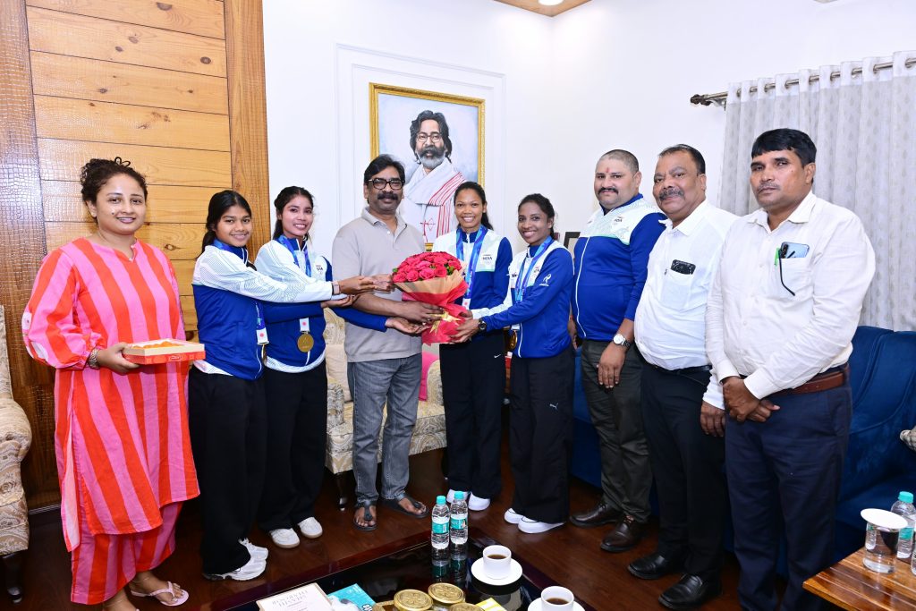 एशियन गेम्स की गोल्डन गर्ल्स से मिले सीएम हेमंत सोरेन,झारखंड की बेटियों का बड़ा योगदान