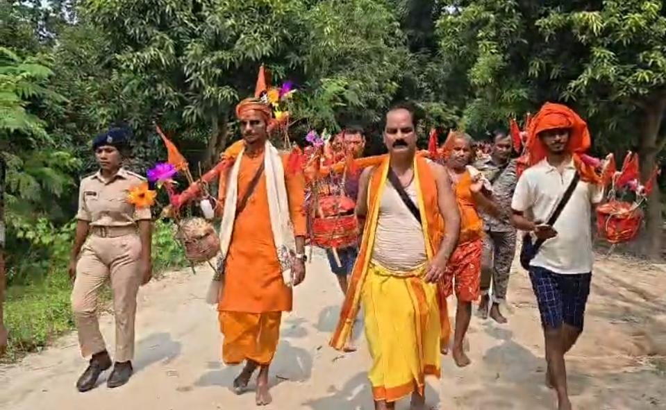 पीएम मोदी की दीर्घायु के लिए सांसद गोपाल ठाकुर सुल्तानगंज से बाबा धाम 105 किमी की कांवर यात्रा पर निकले