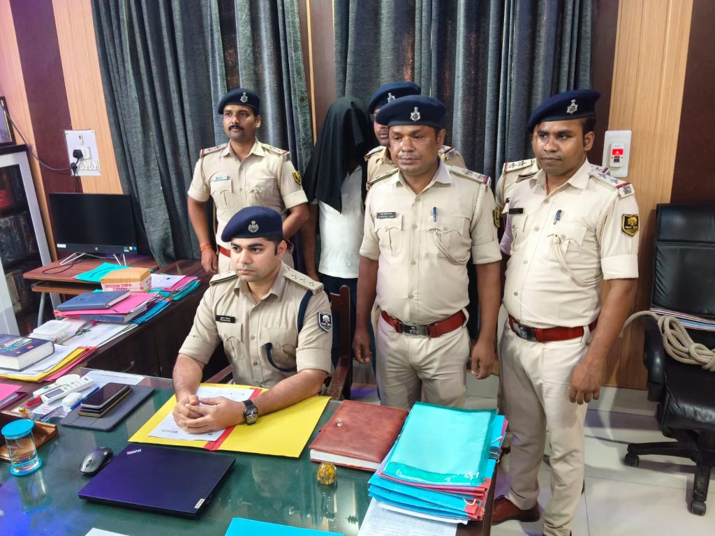 किशनगंज पुलिस की बड़ी कार्रवाई, एक करोड़ की 434 ग्राम स्मैक के साथ तस्कर गिरफ्तार