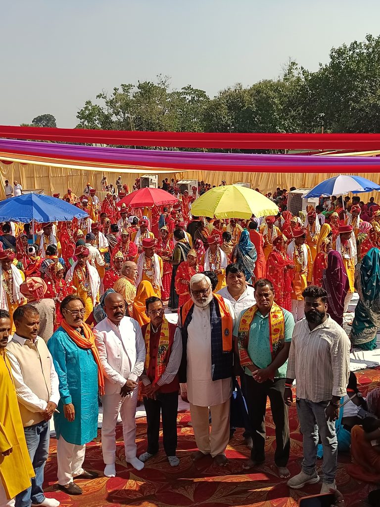 झारखंड में सामाजिक सेवा की अनूठी पहल, सामूहिक विवाह में 50 जनजातीय जोड़े विवाह बंधन में बंधे